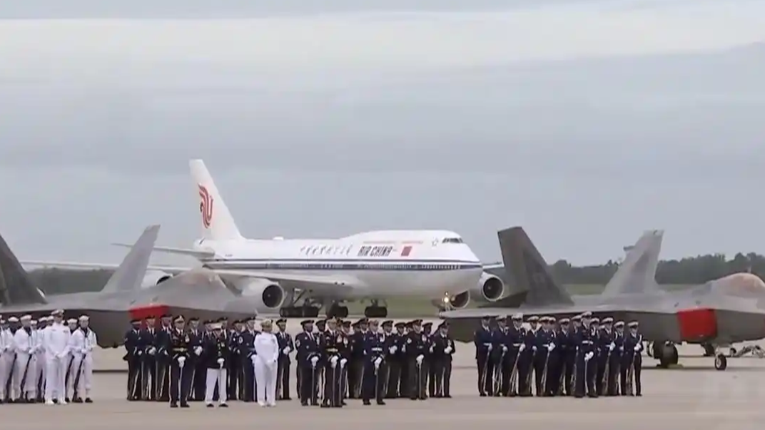 特朗普夫妇机场迎接