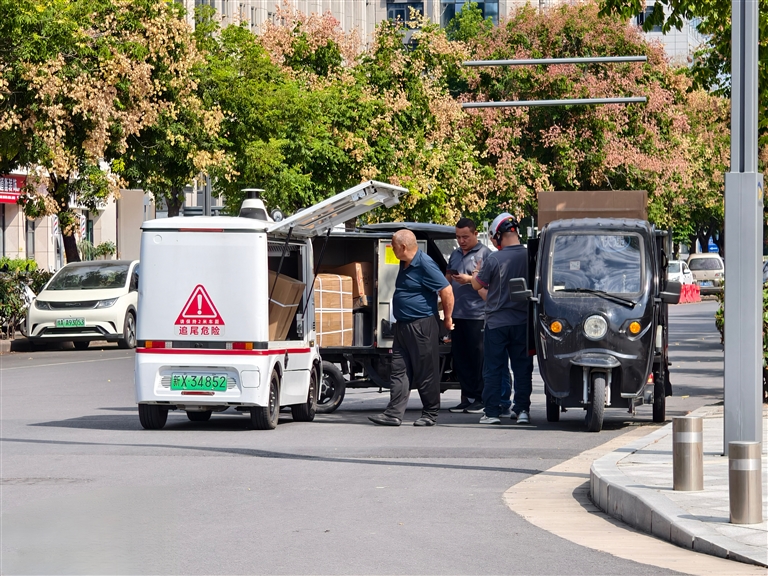 交警吐槽无人快递车：听不懂人话