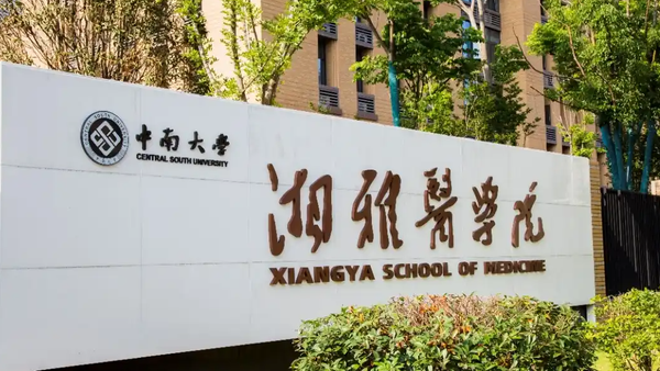 教师PPT写23年未见父母每天睡2小时
