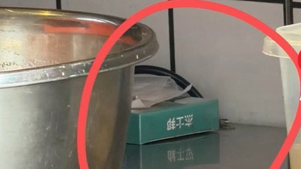 厨师用艾滋病测试纸扎血？老板回应
